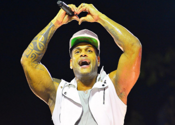 Cantor do Parangolé, Tony Salles, é internado na BA com malária após show na África