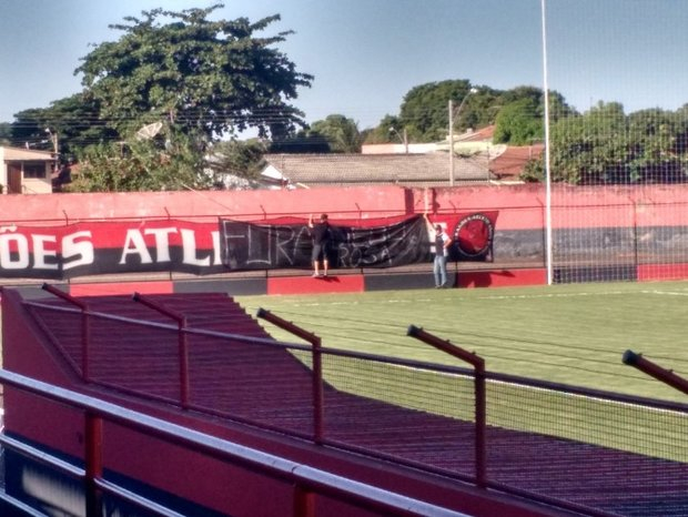 Adversário do Vitória, Atlético-GO tem mistério e protesto contra Diego Rosa