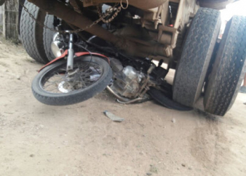 Jovem de 17 anos morre em acidente envolvendo moto e caminhão pipa