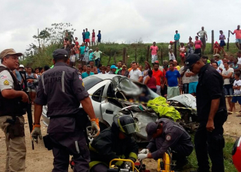 Três irmãos morrem em acidente envolvendo carro de passeio e ônibus na região Sudoeste