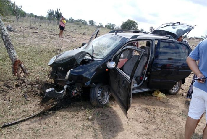 Casal fica ferido depois de se envolver em acidente na BA 120