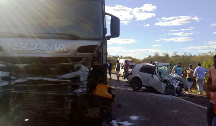 Colisão envolvendo carreta e Golf deixa uma vítima fatal próximo a Gavião