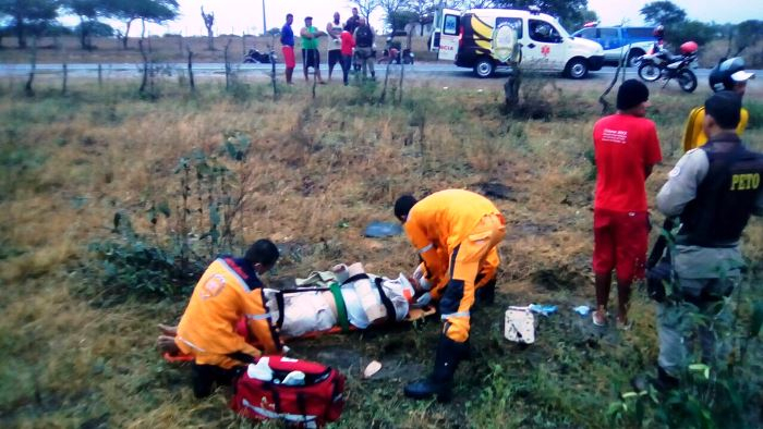 Coité – Dois jovens ficam feridos em capotamento na BA 120