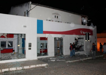 Bandidos promovem madrugada de terror explodindo caixas eletrônicos do Bradesco em Monte Santo