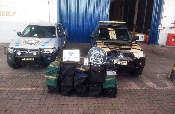 Porto de Salvador: 441 kg de cocaína escondida dentro de carga de madeira são apreendidos