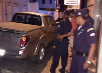 Professora é baleada durante assalto ao chegar em casa