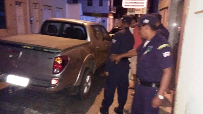 Professora é baleada durante assalto ao chegar em casa