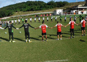 Bahia e Vitória fazem homenagem às vítimas de naufrágio