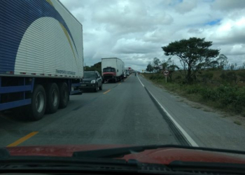 Acidente envolvendo dois caminhões e um Fiat Palio deixa um morto e três feridos na BR 116