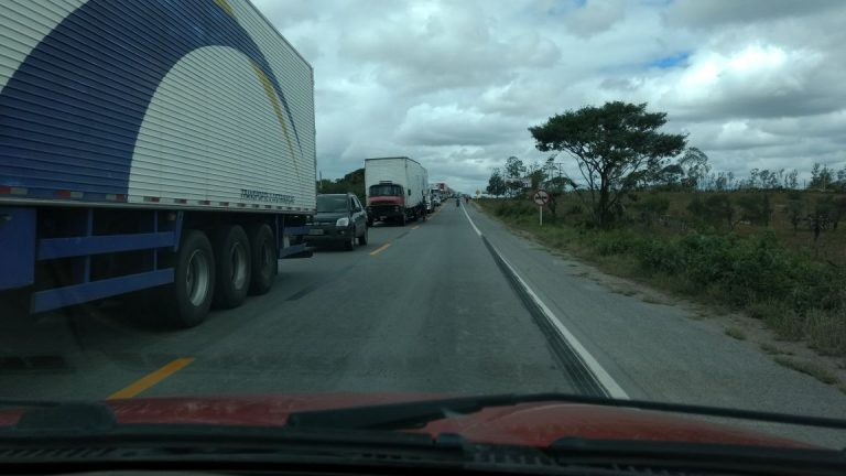 Acidente envolvendo dois caminhões e um Fiat Palio deixa um morto e três feridos na BR 116