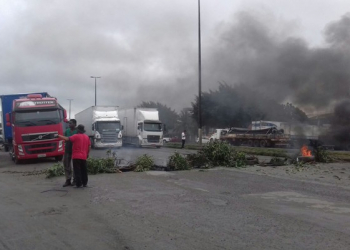 Caminhoneiros bloqueiam rodovias na BA em protesto contra aumento de imposto sobre combustíveis