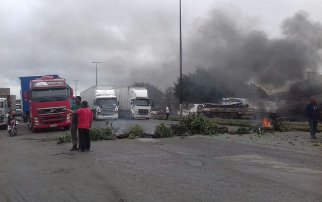 Caminhoneiros bloqueiam rodovias na BA em protesto contra aumento de imposto sobre combustíveis