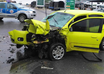 Colisão entre carro e caminhão na BR 116/Norte deixa jovens gravemente feridos