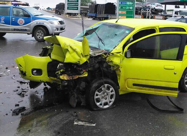 Colisão entre carro e caminhão na BR 116/Norte deixa jovens gravemente feridos