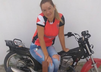 Moto tomada de assalto é encontrada parcialmente depenada