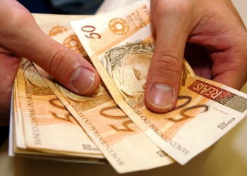 Governo sanciona lei que prevê salário mínimo de R$ 979