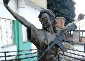Traficantes põem fuzil em estátua de Michael Jackson no Rio de Janeiro