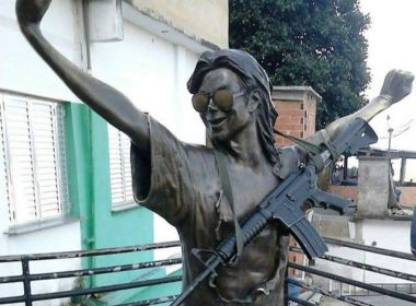 Traficantes põem fuzil em estátua de Michael Jackson no Rio de Janeiro