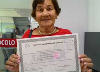 Lavradora conclui 1ª faculdade aos 90 anos depois de ganhar bolsa e planeja pós na BA: ‘Segredo é não desistir’
