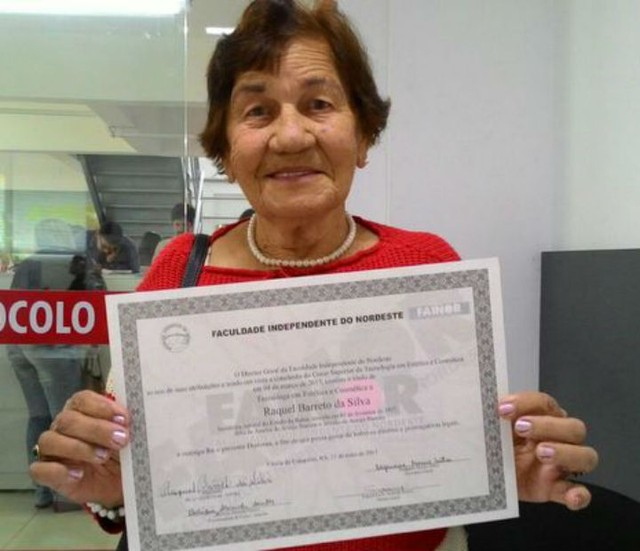 Lavradora conclui 1ª faculdade aos 90 anos depois de ganhar bolsa e planeja pós na BA: ‘Segredo é não desistir’