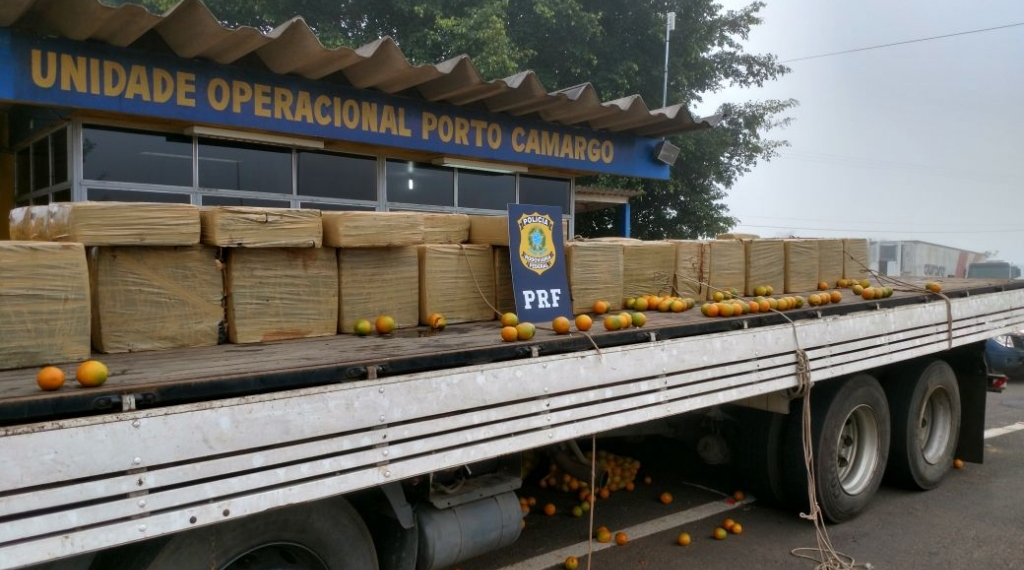 Homem é preso com 2 toneladas de maconha escondidas em carga de laranja