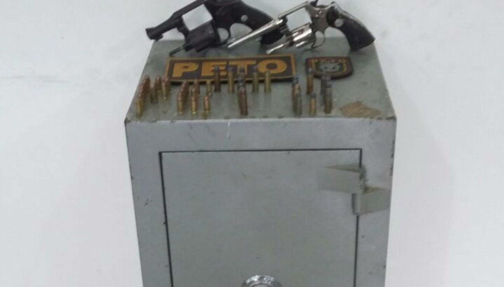 Polícia acha cofre com munições e drogas e prende 6 suspeitos de tráfico e comércio de armas na Bahia