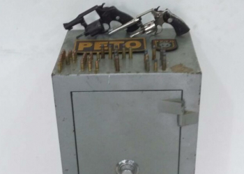 Polícia acha cofre com munições e drogas e prende 6 suspeitos de tráfico e comércio de armas na Bahia