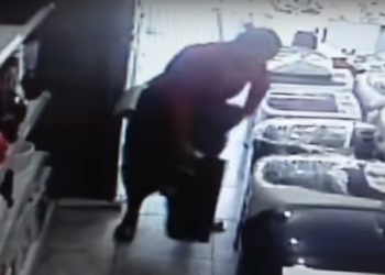 Mulher furta TV de 24 polegadas e esconde entre as pernas em baixo do vestido. Assista o vídeo