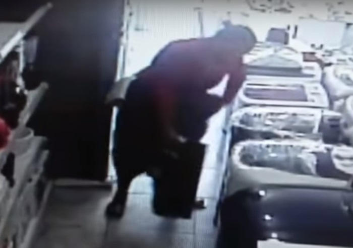 Mulher furta TV de 24 polegadas e esconde entre as pernas em baixo do vestido. Assista o vídeo