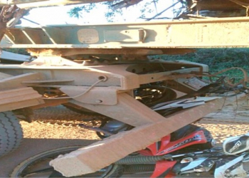 Idosa morre após acidente de moto com irmão; veículo ficou embaixo de carreta