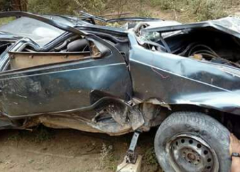 Carro com cinco ocupantes cai de ponte, fica destruído e ninguém teve ferimento grave