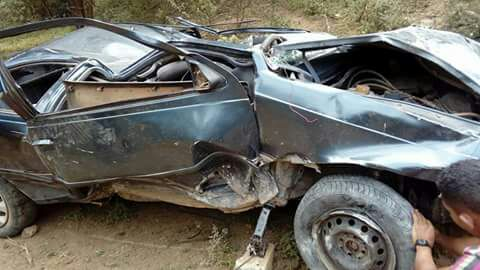 Carro com cinco ocupantes cai de ponte, fica destruído e ninguém teve ferimento grave
