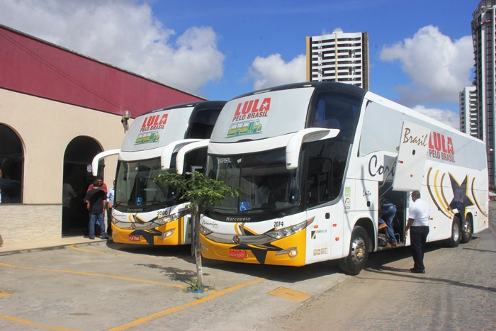 Feira – De jaleco e chapéu de couro Lula participa de ato de Defesa do Semiárido e Agricultura Familiar