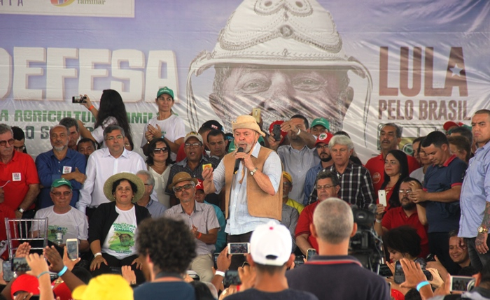 Feira – De jaleco e chapéu de couro Lula participa de ato de Defesa do Semiárido e Agricultura Familiar