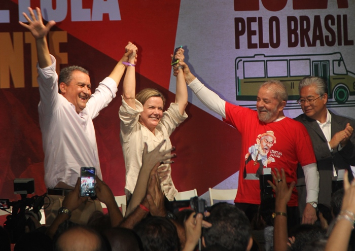 Lula bastante ovacionado ao chegar em Salvador de onde sairá em Caravana pelo Nordeste