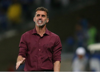 Mancini se irrita com repórter após triunfo: ‘Você é corintiano?’