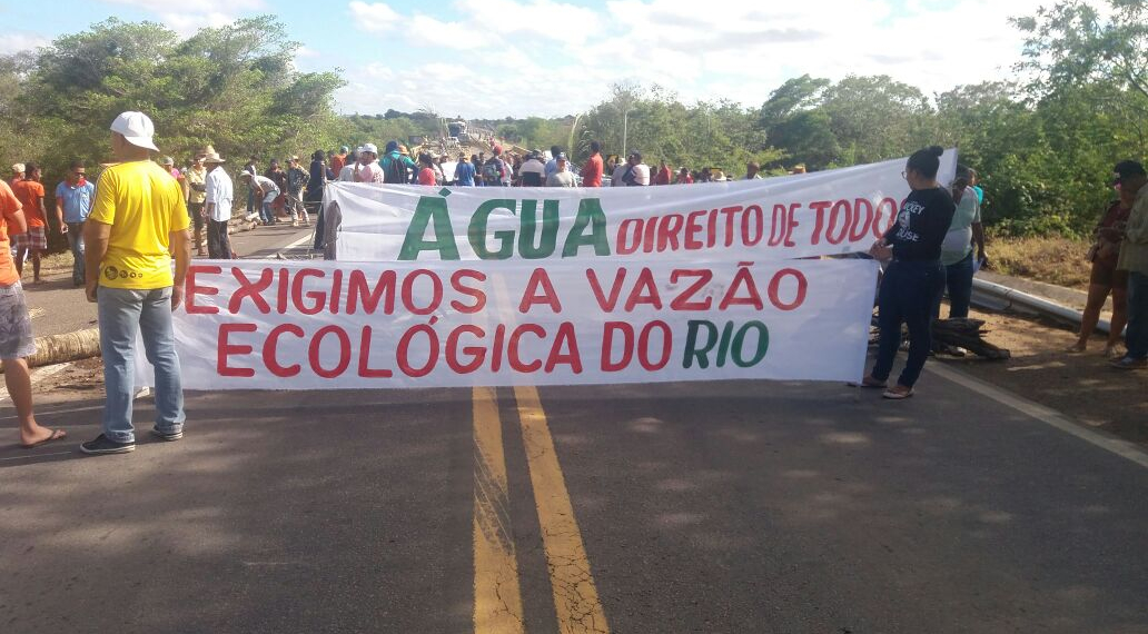 Manifestantes bloqueiam BR 407 em protesto pela falta d’água