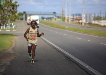 Ultramaratonista de 70 anos corre de Salvador a Feira em 14h