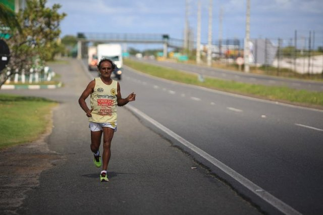 Ultramaratonista de 70 anos corre de Salvador a Feira em 14h