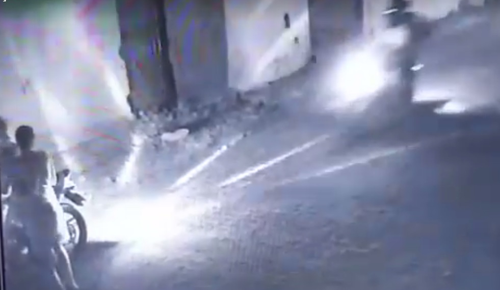 Mais uma motocicleta é tomada de assalto em Coité: câmera de segurança mostra o exato momento