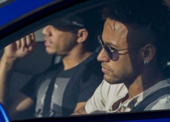 Neymar não vai ao treino e se despede de time; Barcelona confirma saída