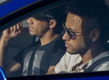 Neymar não vai ao treino e se despede de time; Barcelona confirma saída