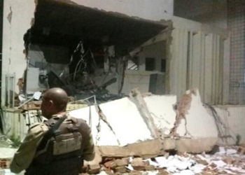 Cerca de 20 homens explodem agência, fogem levando dinheiro de caixas e deixam dinamites