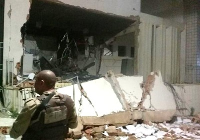 Cerca de 20 homens explodem agência, fogem levando dinheiro de caixas e deixam dinamites