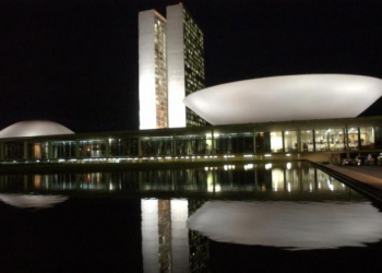 Votação de denúncia contra Temer domina debates na volta do recesso parlamentar