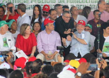 Poucas e boas da viagem de Lula a Feira de Santana