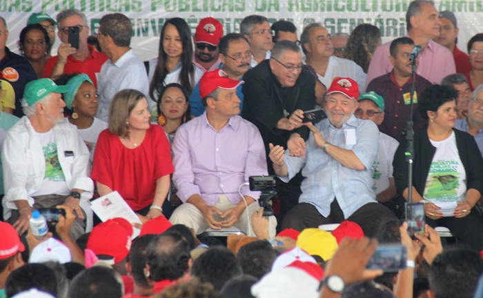 Poucas e boas da viagem de Lula a Feira de Santana