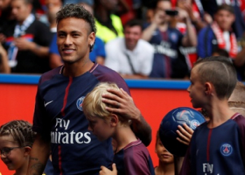 Barcelona recebe dinheiro de transferência de Neymar e jogador pode estrear pelo PSG no domingo