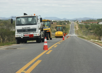 Alex da Piatã convida especialistas para verificarem o que está acontecendo com o asfalto da BA 120 que liga Riachão a Coité