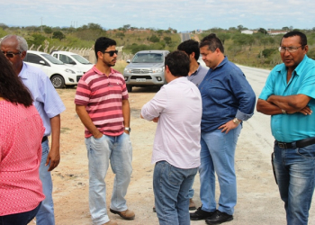 Alex da Piatã convida especialistas para verificarem o que está acontecendo com o asfalto da BA 120 que liga Riachão a Coité